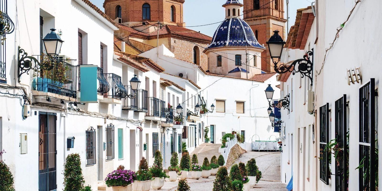 Costos asociados a la compra y venta de segundas residencias en Alicante.