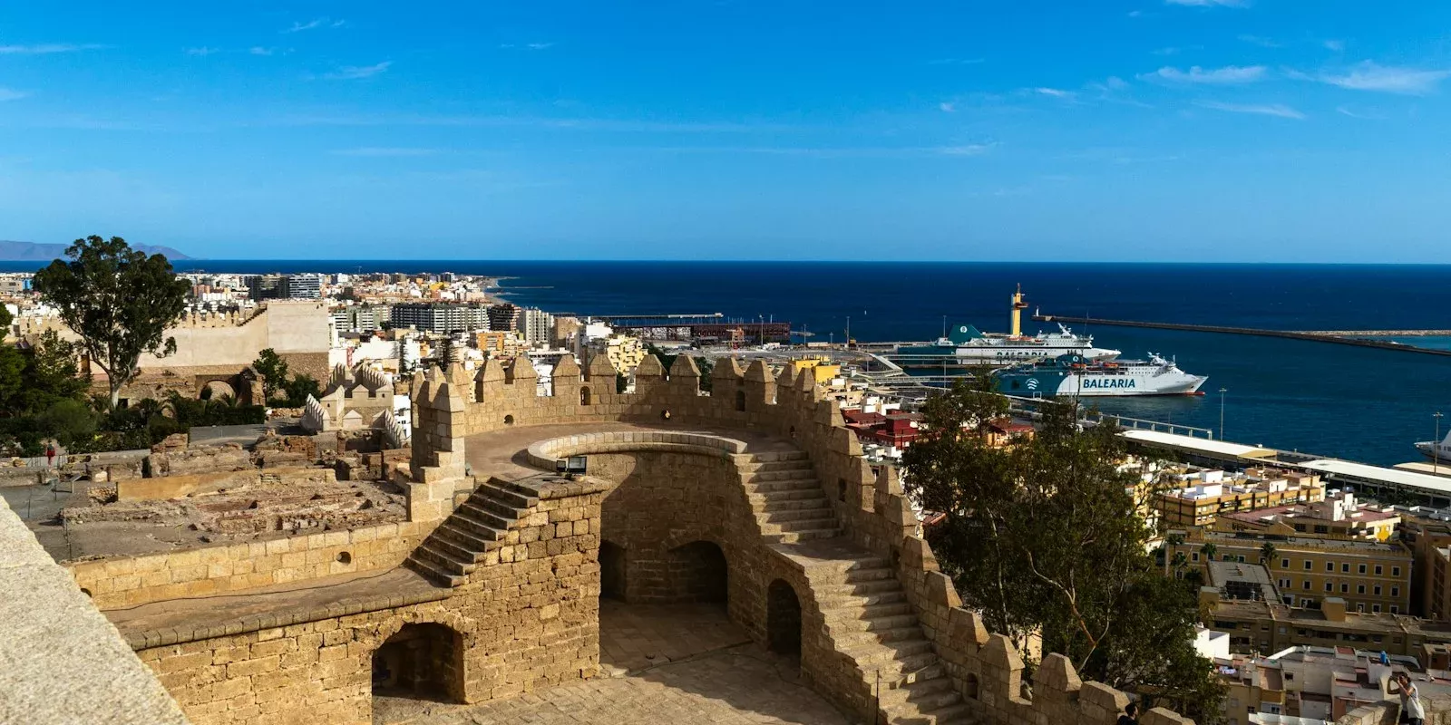 Vista de Almería desde la Alcazaba, con la ciudad y el puerto al fondo